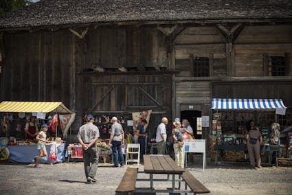 Am Handwerksmarkt im Freilichtmuseum Ballenberg präsentieren Handwerkskünstlerinnen und –künstler im Museumsteil Östliches Mittelland ihr Schaffen und ihre hochwertigen Produkte. 