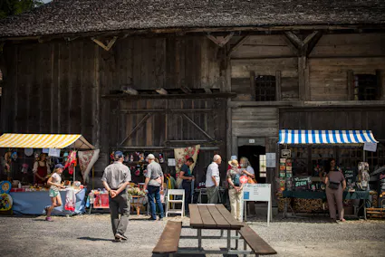 Am Handwerksmarkt im Freilichtmuseum Ballenberg präsentieren Handwerkskünstlerinnen und –künstler im Museumsteil Östliches Mittelland ihr Schaffen und ihre hochwertigen Produkte. 
