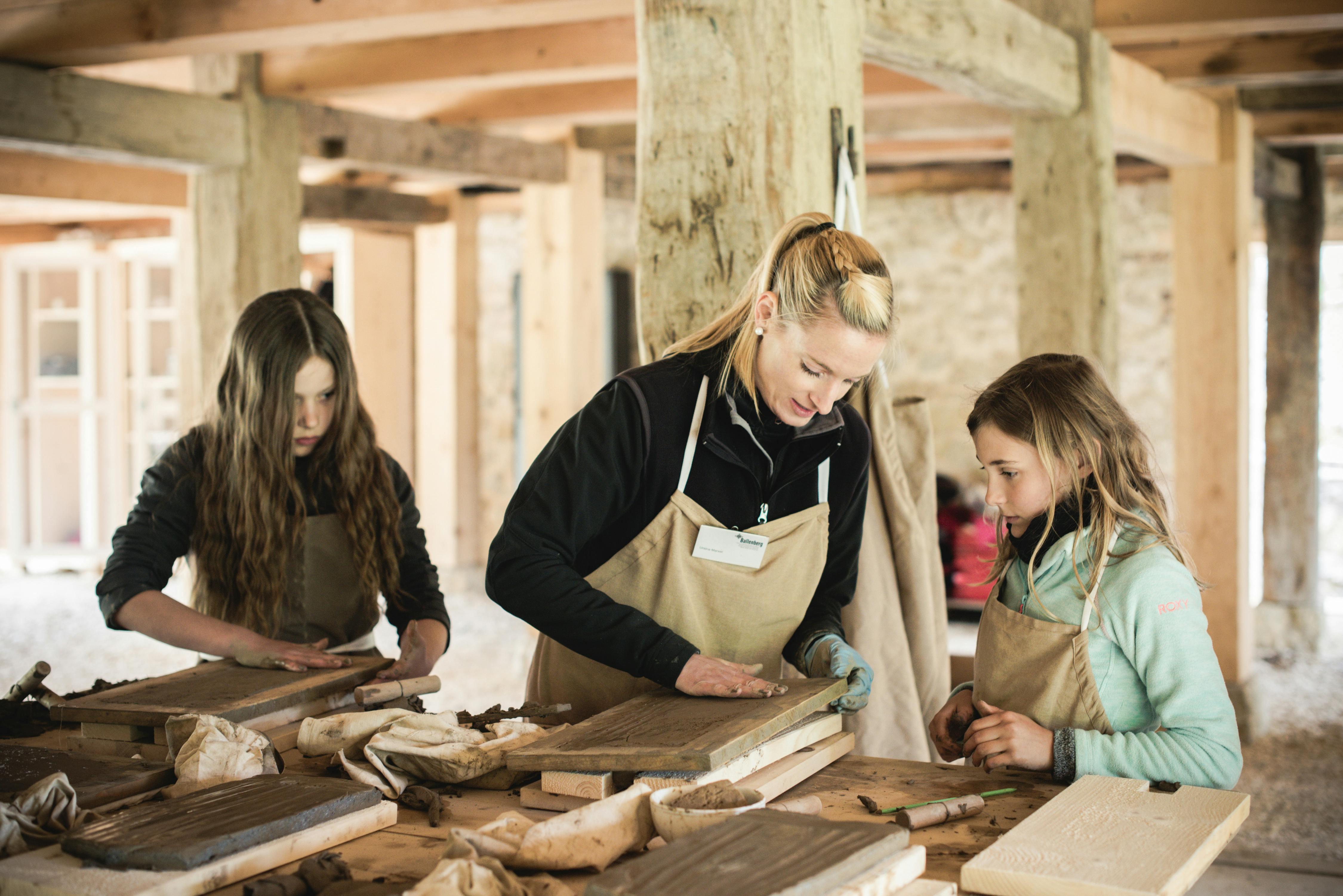 Im Freilichtmuseum Ballenberg wird regelmässig das Handwerk Ziegeln gezeigt.