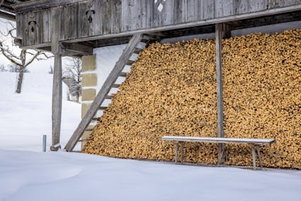 Im Winter wird dafür gesorgt, dass in der nächsten Saison genügend Brennmaterial für alle Öfen bereit lieegt.