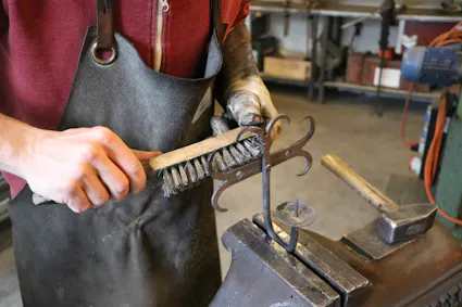 Besuchen Sie den Kurs Schmieden – Fokus Kunstschmieden im Kurszentrum Ballenberg.