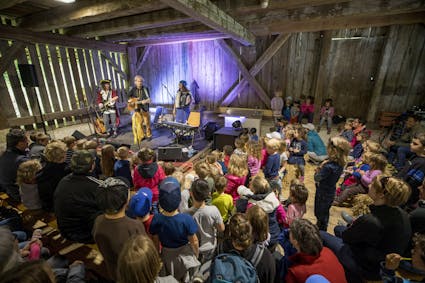 Am Familienfestival gibt es zahlreiche Aktivitäten und Attraktionen: Kinder Konzert, Ponyreiten, Kinderspiele zum Ausprobieren, niedliche Kaninchen, Esel und Berner Sennenhunde.
