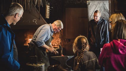 In der Schmiede aus Bümpliz BE (1052) wird das Handwerk Schmieden gezeigt.