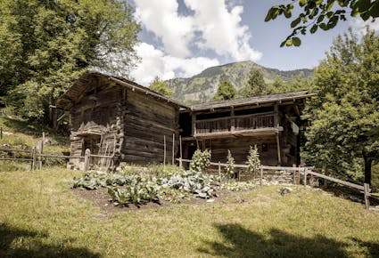 
Spannende Märchen, Sagen und Klangdokumente aus verschiedenen Regionen der Schweiz, jeweils in der entsprechenden Mundart, wollen auf dem Ballenberg entdeckt werden.
