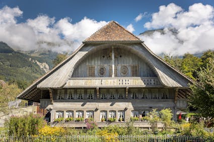 Frontansicht des stattlichen Bauernhauses aus Ostermundigen BE im Freilichtmuseum Ballenberg.