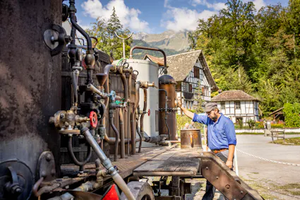 Am Herbstmarkt ist die Schnapsbrennerei in Betrieb.