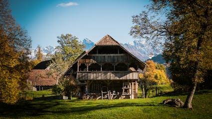 Der Kornspeicher aus Ostermundigen BE (332) im Freilichtmuseum Ballenberg.