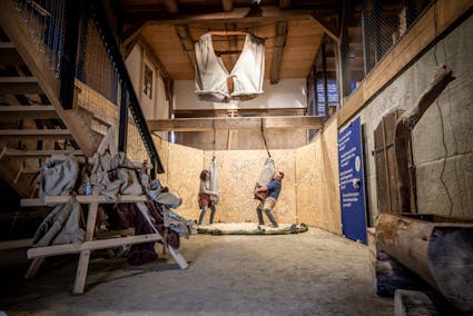 Die Sonderausstellung «Die Hose der Bösen: Schwingen – eine lebendige Tradition» im Freilichtmuseum Ballenberg.