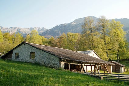 Das Alpgebäude/Schärmen aus Champatsch/Val Müstair GR im Freilichtmuseum Ballenberg.