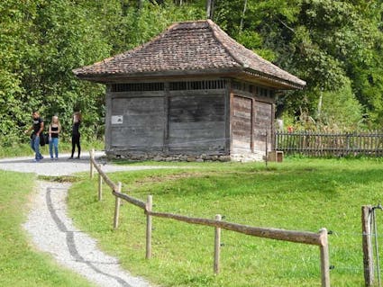 Das Spritzenhaus aus Mühledorf BE (334) im Freilichtmuseum Ballenberg.