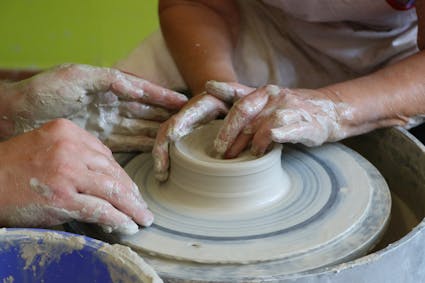 Besuchen Sie den Kurs Drehen Schnupperkurs inkl. 1 Glasurtag im Kurszentrum Ballenberg.