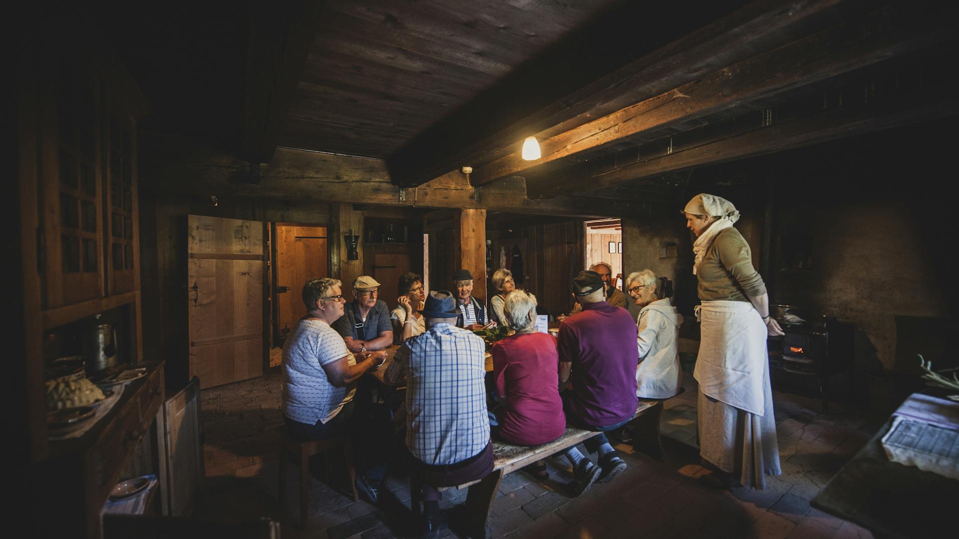 Ein Gruppenausflug in das Freilichtmuseum Ballenberg: Lernen Sie in der historischen Küche aus Villard-Bramard wie vor vielen Jahren gekocht wurde.
