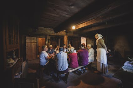 Ein Gruppenausflug in das Freilichtmuseum Ballenberg: Lernen Sie in der historischen Küche aus Villard-Bramard wie vor vielen Jahren gekocht wurde.