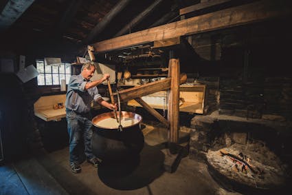 Erleben Sie wie frischer Käse im Freilichtmuseum Ballenberg hergestellt wird.