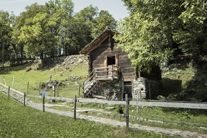 Im Freilichtmuseum Ballenberg, in der Mühle aus Törbel, wird regelmässig das Handwerk Mahlen gezeigt. 