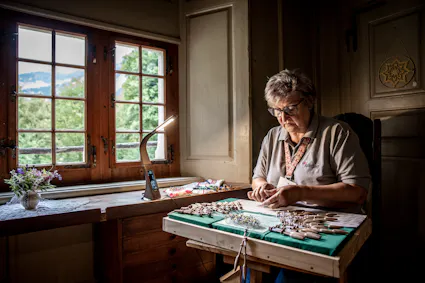 Im Freilichtmuseum Ballenberg wird regelmässig das Handwerk Klöppeln gezeigt.