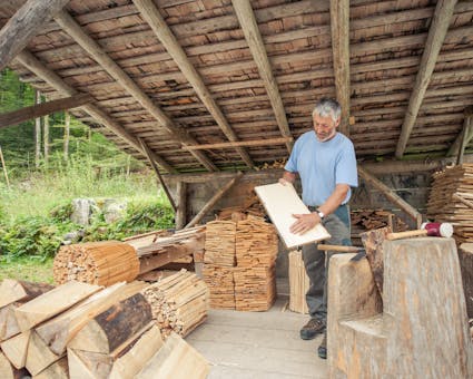 Im Freilichtmuseum Ballenberg wird das Handwerk Schindeln im Detail gezeigt.