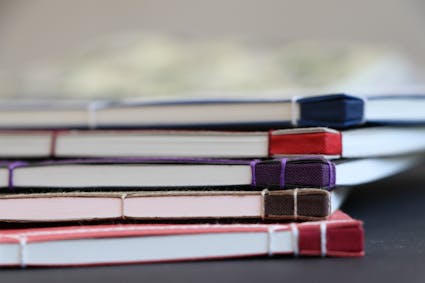 Bücher selber binden: Eine Technik, die Sie im Kurszentrum Ballenberg erlernen können.