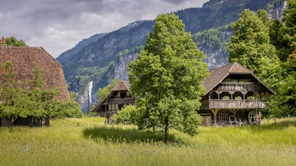 Der Kornspeicher aus Ostermundigen BE (332) im Freilichtmuseum Ballenberg. Im Hintergrund sieht man den Oltschibach.