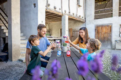 Legen Sie im Freilichtmuseum Ballenberg eine genussvolle Pause im Gutshof aus Novazzano TI (851) ein.