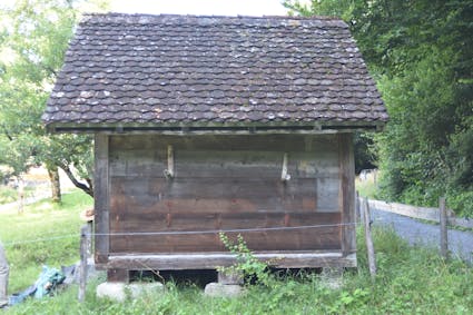 Der Kornspeicher stand im Dorfzentrum von Montsevelier und ist ein einfacher Ständerbau, ohne Schmuck und ohne Inschrift.