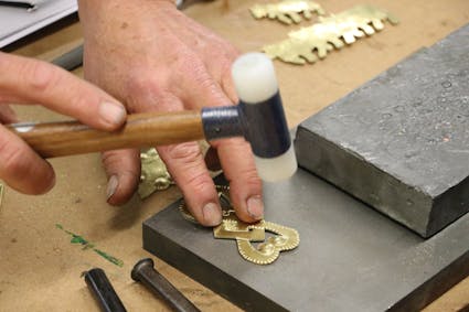 Besuchen Sie den Kurs Ziselieren – Appenzeller Kunsthandwerk im Kurszentrum Ballenberg.