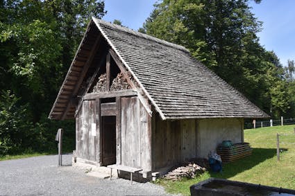 Das Ofenhaus aus Breitenried/Heitenried (512) im Freilichtmuseum Ballenberg.