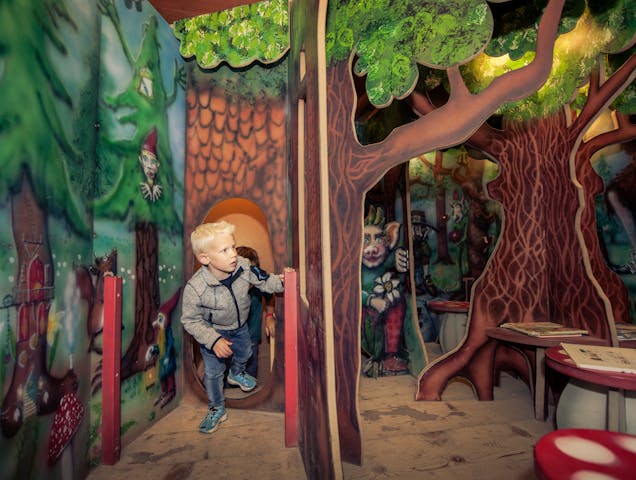 Kinder entdecken den Zauberwald im Freilichtmuseum Ballenberg.