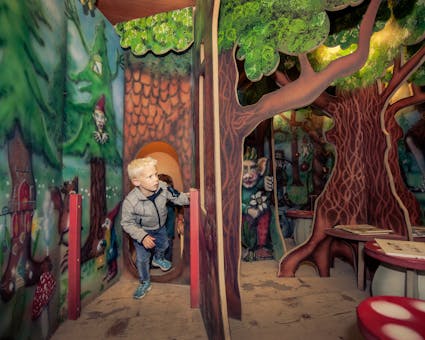 Kinder entdecken den Zauberwald im Freilichtmuseum Ballenberg.
