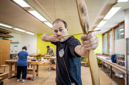 Besuchen Sie den Ballenberg-Kurs Bogenbauen.