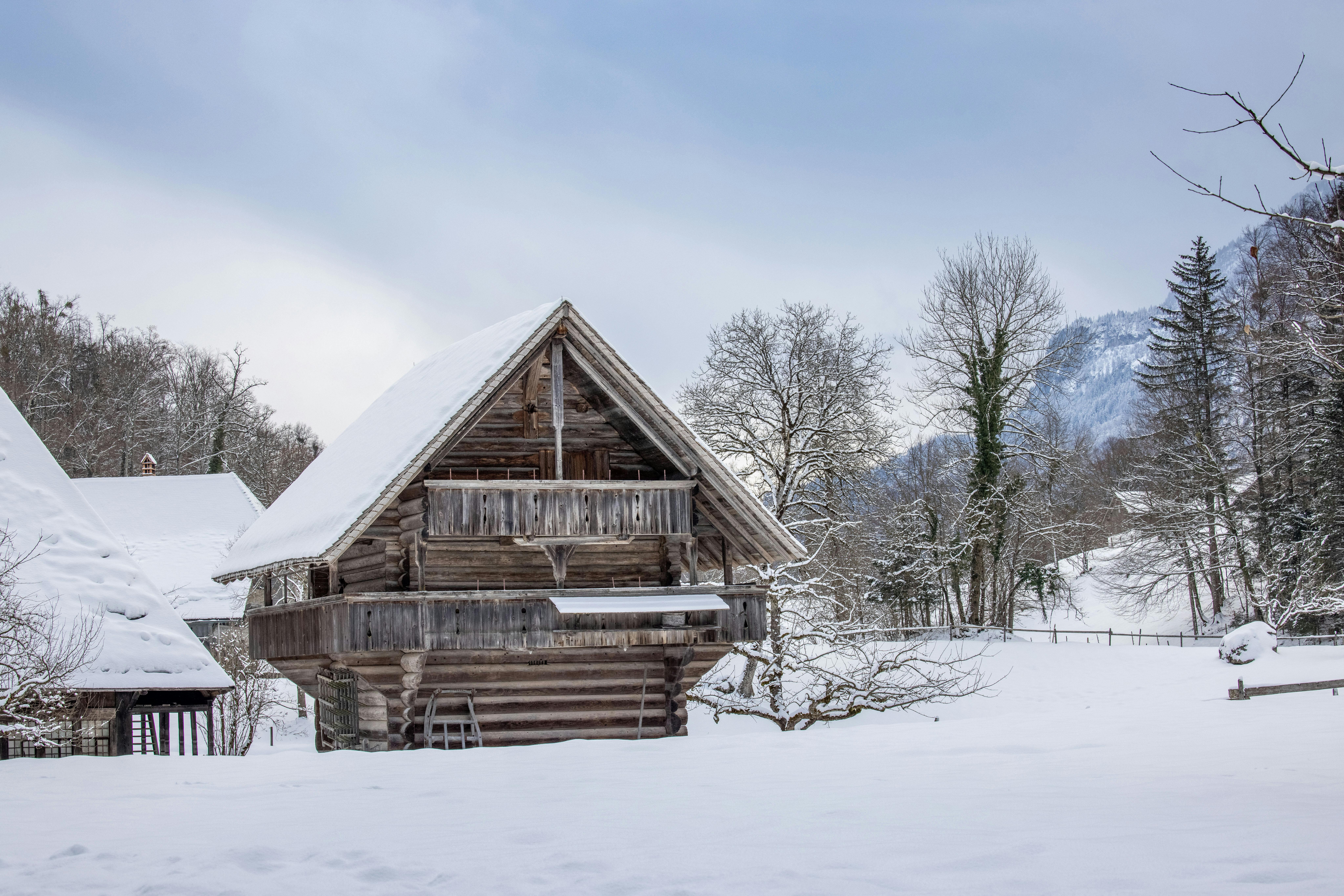 Der Kornspeicher aus Kiesen BE (322) im Winter im Freilichtmuseum Ballenberg.