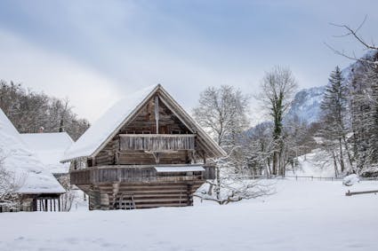 Der Kornspeicher aus Kiesen BE (322) im Winter im Freilichtmuseum Ballenberg.