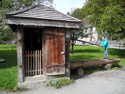 Der Sodbrunnen aus Wimmis BE (323) im Freilichtmuseum Ballenberg.