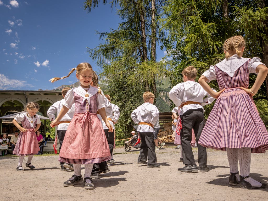 Kinder tanzen am Trachten- und Volkstanztag vor der Spielhalle aus Sarnen.