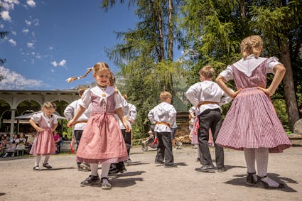 Kinder tanzen am Trachten- und Volkstanztag vor der Spielhalle aus Sarnen.