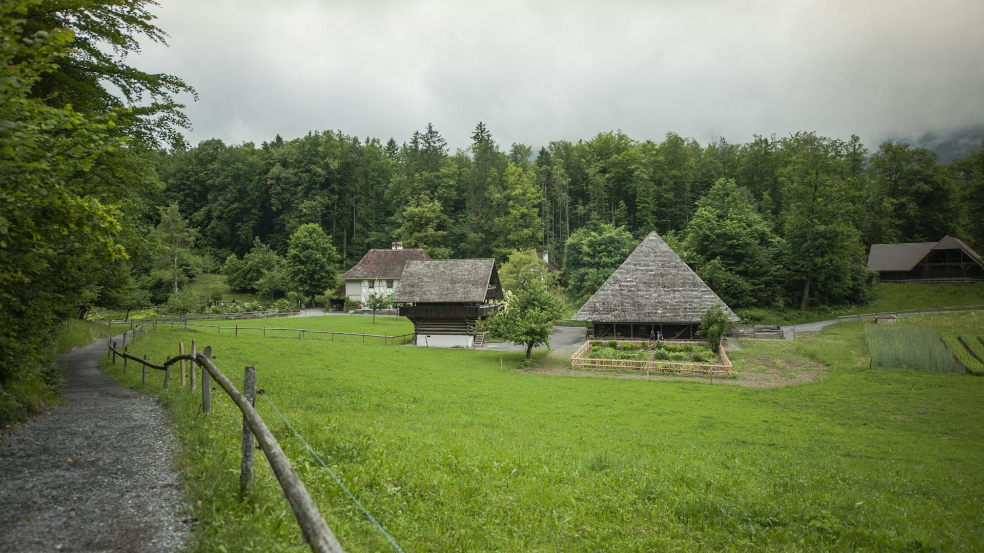 Blick über das Berner Mittelland: Das Bauernhaus aus Madiswil BE, der Kornspeicher aus Kiesen BE und im Hintergrund das Handwerkerhaus aus Herzogenbuchsee BE.