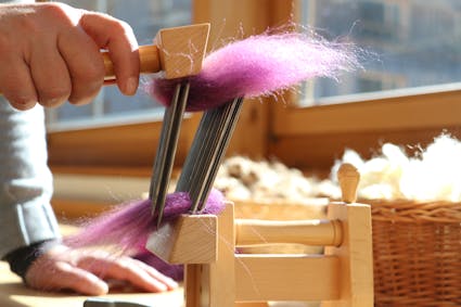 Besuchen Sie den Schnupperkurs Spinnen im Kurszentrum Ballenberg.