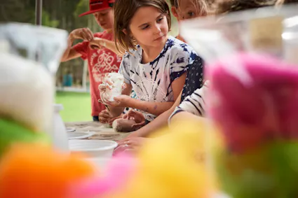 Erlebe an den Schur- und Wolltagen im Freilichtmuseum Ballenberg, wie Fachleute Wolle karden, waschen, färben, spinnen, weben und verfilzen.