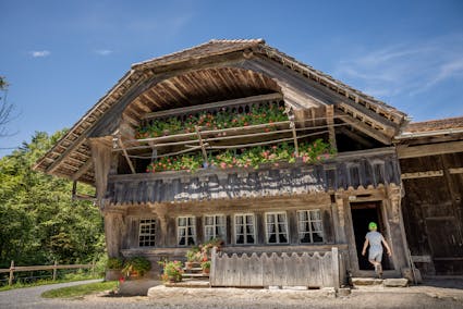 Das Bauernhaus aus Tentlingen FR (511) im Freilichtmuseum Ballenberg.