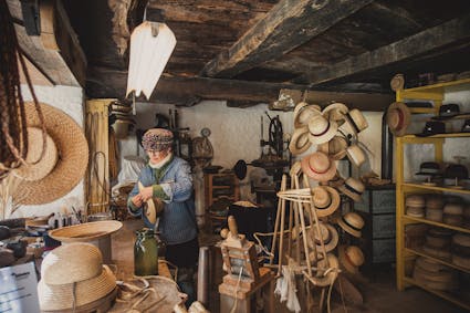 Im Freilichtmuseum Ballenberg wird das Handwerk Hutmachen demonstriert.
