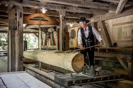 
Im Freilichtmuseum Ballenberg wird regelmässig das Handwerk Sägen gezeigt.
