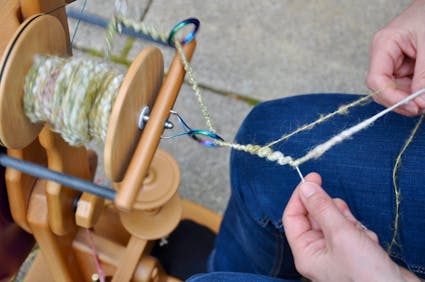 Besuchen Sie den Kurs Spinnen – Art Yarn im Kurszentrum Ballenberg.