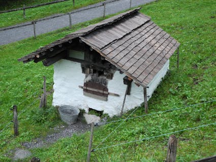 Der Dörrofen aus Brienzwiler BE steht im Freilichtmuseum Ballenberg.