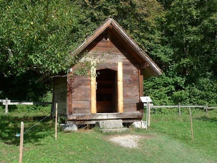 Der Kornspeicher stand im Dorfzentrum von Montsevelier und ist ein einfacher Ständerbau, ohne Schmuck und ohne Inschrift