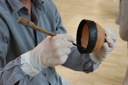 Besuchen Sie den Kurs Lackieren – Urushi im Kurszentrum Ballenberg.