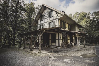 In der Schmiede aus Bümpliz BE im Freilichtmuseum Ballenberg wird das Handwerk Schmieden gezeigt.