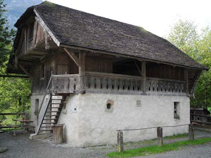 Das Mehrzweckgebäude aus Ecoteaux VD (533) im Freilichtmuseum Ballenberg.