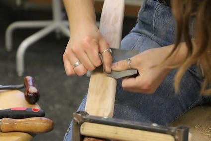 Das Bogenschiessen mit dem prähistorischen Langbogen ist ein unvergessliches Erlebnis. Sie lernen die Geschichte des Bogens kennen und stellen einen funktionstüchtigen, einteiligen Holzbogen mit passenden Pfeilen her.