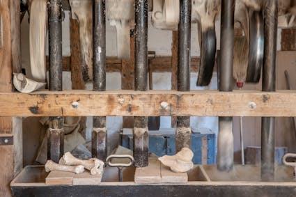 Die Knochenstampfe aus Knonau ZH im Freilichtmuseum Ballenberg ist regelmässig in Betrieb.