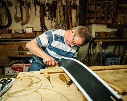 Lernen Sie im Freilichtmuseum Ballenberg das Handwerk Sattlern kennen.